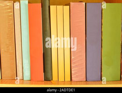 Bunte Buch auf Holzregal anordnen Stockfoto