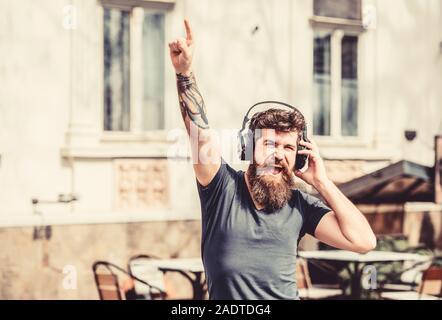 Stilvolle und schöne Musik Liebhaber. Reifen Hipster mit Bart. Mann im Kopfhörer. Liebe diese Musik. Gute Musik steigert meine Produktivität. Genießen Sie die Musik. Bärtiger Mann. brutale kaukasischen Hipster. Stockfoto