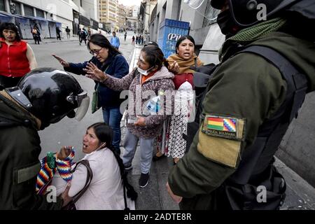 La Paz, La Paz, Bolivien. 13 Nov, 2019. Auseinandersetzungen in La Paz/Bolivien. Por Evo Morales Demonstranten blockieren die Straßen werden von der Polizei evakuiert. Demonstranten auf den Straßen in Bolivien getroffen haben, nach der Auszählung der Stimmen auf Oktober 2019 Präsidentschaftswahlen in Kontroverse über einen massiven Betrug aus dem Evo Morales mas Party abgestiegen. die Opposition im Land die Regierung von Präsident Evo Morales beschuldigt hat von Betrug nach der Zählung wurde auf mysteriöse Weise für 24 Stunden, während die Stimmen zählen und verweist auf die Notwendigkeit einer Dezember laufen ausgesetzt - Runden zwischen dem etablierten und Stockfoto