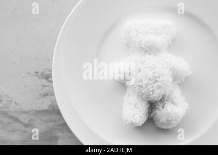 Teddybär geformte Gedünsteter Reis serviert Auf weiße Platte Stockfoto