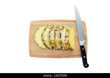 Frische Ananasscheiben auf braun Schneidebrett Stockfoto