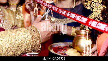 Schneiden Farbband im indischen Hochzeit rituellen Begrüßungszeremonie Stockfoto