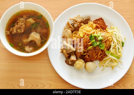 Getrocknete thin Reis Nudeln topping geschmortes Schweinefleisch und braune Knochen Suppe Stockfoto