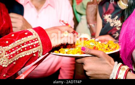 Indische Brautjungfer Hochzeit baraat Willkommen rituellen Zeremonie Stockfoto