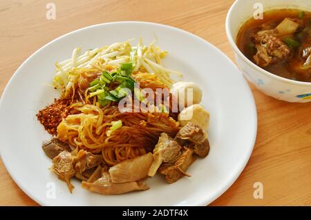 Getrocknete thin Reis Nudeln topping geschmortes Schweinefleisch und braune Knochen Suppe Stockfoto