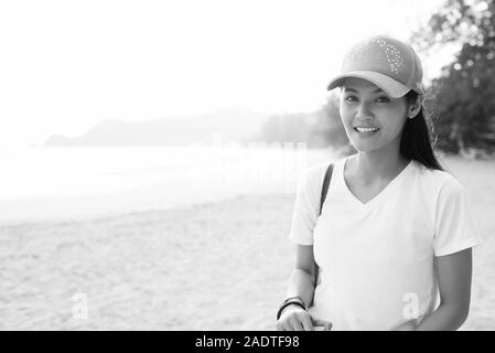 Junge schöne asiatische tourist Frau am Strand Stockfoto