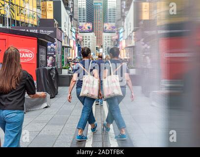 Manhattan New York Farbe Bild Spiegel bild - Spiegelbild der Menschen in Time Square Stockfoto