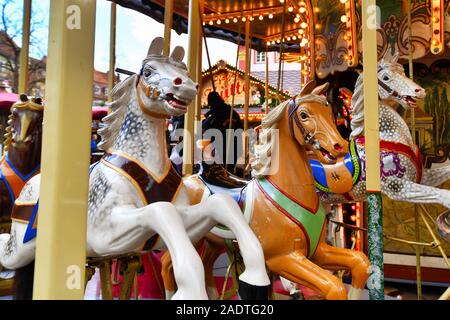 Pferde der antiken Karussell als Teil der traditionellen Weihnachtsmarkt in Heidelberg City Centre Stockfoto