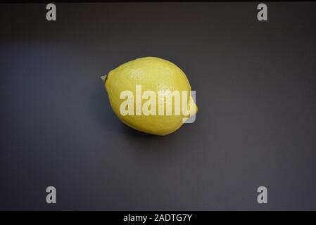 Frisches Obst, gelbe Zitrone auf eine interessante matt Hintergrund. Stockfoto