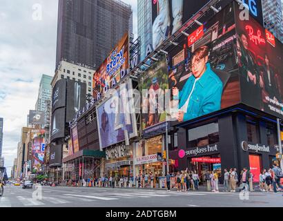 Manhattan New York Farbe Bild mit vielen Menschen zu Fuß zum Times Square mit einer riesigen Anzahl von LED-Schilder überfüllt, ist ein Symbol von New York City in Manhattan Stockfoto