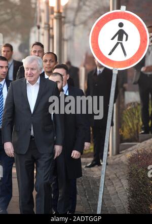 05 Dezember 2019, Schleswig-Holstein, Lübeck: Horst Seehofer (CSU), Bundesminister des Innern, durch Sicherheitsbeamte auf der Innenministerkonferenz begleitet. Die Länder hatten angekündigt, dass sie Themen wie die Bekämpfung von Rechtsextremismus und Antisemitismus, Umgang mit Hassreden auf dem Internet und die Einwanderungs- und Flüchtlingspolitik besprechen würden. Foto: Carsten Rehder/dpa Stockfoto