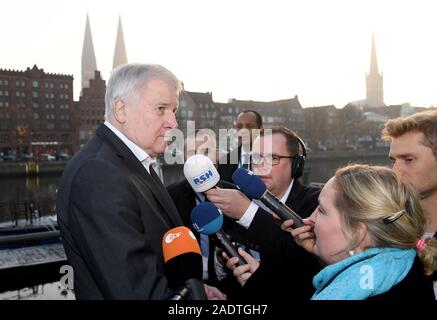 05 Dezember 2019, Schleswig-Holstein, Lübeck: Horst Seehofer (CSU), Bundesminister des Innern, beantwortet Fragen von Journalisten vor Beginn der Konferenz der Minister des Innern. Die Länder hatten angekündigt, dass sie Themen wie die Bekämpfung von Rechtsextremismus und Antisemitismus, Umgang mit Hassreden auf dem Internet und die Einwanderungs- und Flüchtlingspolitik besprechen würden. Foto: Carsten Rehder/dpa Stockfoto