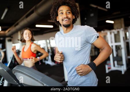 Fit Gruppe von Menschen Ausübung auf einem Laufband im Fitnessstudio Stockfoto