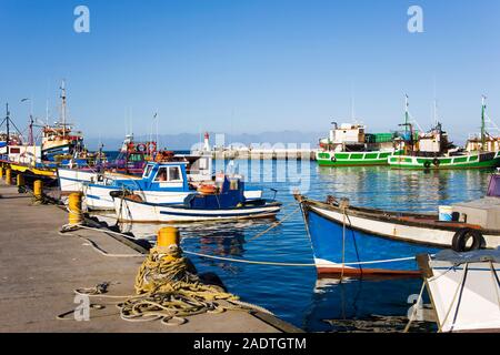 Alte hölzerne Fischerboote im Hafen von Kalk Bay, Kapstadt, Südafrika günstig Stockfoto