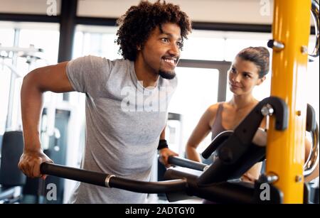 Fitness Instructor Training mit Client an der Turnhalle. Stockfoto