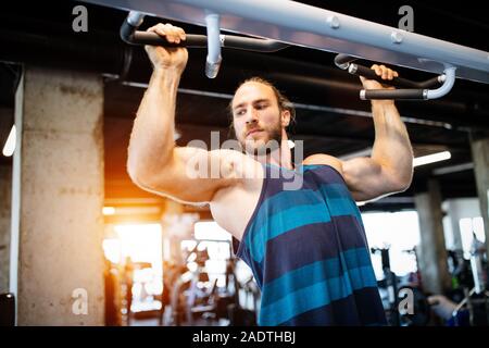 Fitness, Sport, Training und Lebensstil anhand von quantitativen Simulatio jungen Mann heraus in der Turnhalle arbeiten Stockfoto