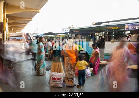 Pondicherry, Indien - Mai 2017: Der zentrale Busbahnhof Stockfoto