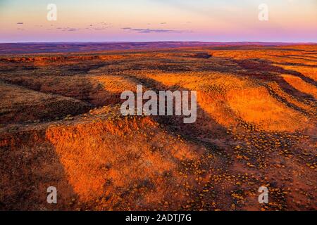 Die spektakuläre George Gill Range bei Sonnenuntergang aus einer Luftperspektive. In Der Nähe Von Kings Creek, Northern Territory, Australien. Stockfoto