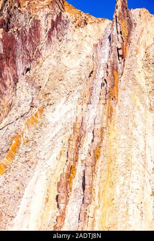 Der Orche Gruben sind in der West MacDonnell Ranges im Zentrum von Australien entfernt und die Pigmente aus dem Felsen sind durch die lokale indigene Bevölkerung eingesetzt. Stockfoto