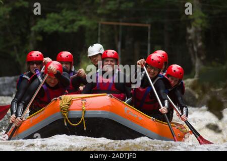 White Water Dachsparren schießen die Stromschnellen auf nationaler White Water Centre auf dem Fluss Tryweryn im Snowdonia National Park Stockfoto