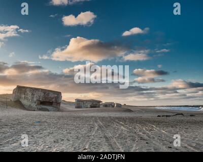 Bunker aus dem Zweiten Weltkrieg 2 auf einem dänischen Strand in Thyborön, Dänemark Stockfoto