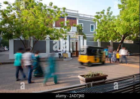 Pondicherry, Indien - Mai 2017: Menschen vor der Sri Aurobindo Ashram Stockfoto