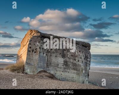 Bunker aus dem Zweiten Weltkrieg 2 auf einem dänischen Strand in Thyborön, Dänemark Stockfoto