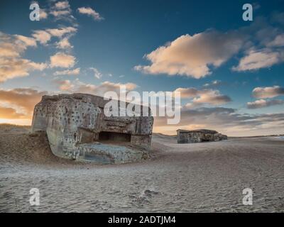 Bunker aus dem Zweiten Weltkrieg 2 auf einem dänischen Strand in Thyborön, Dänemark Stockfoto