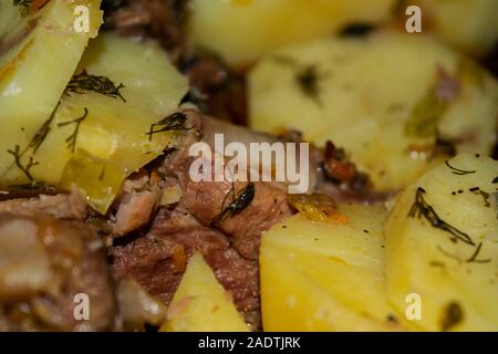 Schweinerippchen geschmort mit Kartoffeln, Zwiebeln und Karotten. Home Kochen. Close Up. Stockfoto