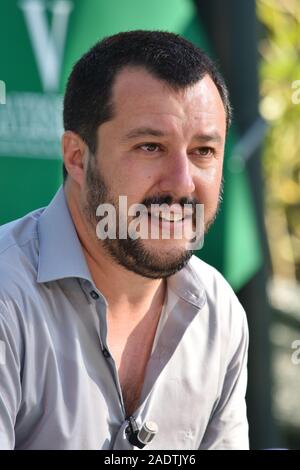 MARINA DI Pietrasanta, Italien - Juli 14, 2015: Matteo Salvini, Leiter der italienischen Lega Nord, spricht in einem Interview, der Chef der Lega Nord, ex-italienische Innenminister und stellvertretender Ministerpraesident in 2018. Stockfoto