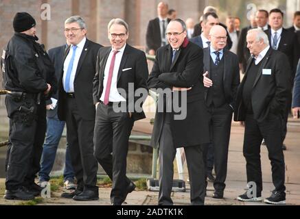 05 Dezember 2019, Schleswig-Holstein, Lübeck: Die Innenminister (L-R) Lorenz Caffier (CDU), Mecklenburg-Vorpommern, Georg Maier (SPD, Thüringen, Peter Beuth (CDU), Hessen, Ulrich Mäurer (SPD), Bremen und Klaus Bouillon (CDU), Saarland, kommen an die Konferenz der Innenminister. Die Länder hatten angekündigt, dass sie Themen wie die Bekämpfung von Rechtsextremismus und Antisemitismus, Umgang mit Hassreden auf dem Internet und die Einwanderungs- und Flüchtlingspolitik besprechen würden. Foto: Carsten Rehder/dpa Stockfoto