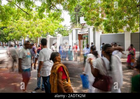 Pondicherry, Indien - Mai 2017: Menschen vor der Sri Aurobindo Ashram Stockfoto