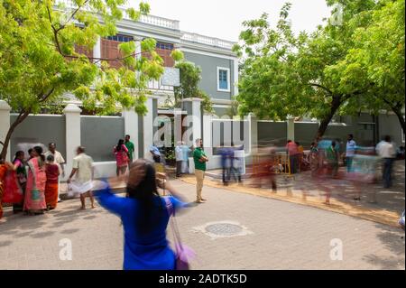 Pondicherry, Indien - Mai 2017: Menschen vor der Sri Aurobindo Ashram Stockfoto