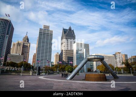 Philip A. Hart Plaza mit dem Horace E. Dodge und Sohn Memorial Fountain und die Skyline des Financial District in Detroit, Michigan, USA Stockfoto