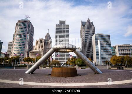 Philip A. Hart Plaza mit dem Horace E. Dodge und Sohn Memorial Fountain und die Skyline des Financial District in Detroit, Michigan, USA Stockfoto