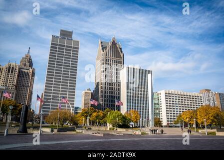 Philip A. Hart Plaza mit der Skyline des Bankenviertels in Detroit, Michigan, USA Stockfoto