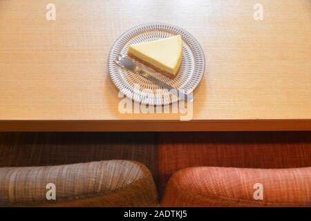 High Angle Shot der geschnittenen Käse Kuchen auf er Holztisch Stockfoto