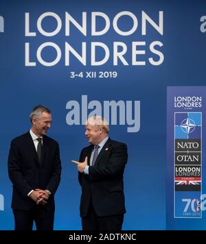 London, Großbritannien. 4. Dez, 2019. NATO-Generalsekretär Jens Stoltenberg (L) Gespräche mit dem britischen Premierminister Boris Johnson während der offiziellen handshake Zeremonie bei der NATO (North Atlantic Treaty Organization)-Gipfel in London, Großbritannien, 4. Dezember 2019. Credit: Han Yan/Xinhua/Alamy leben Nachrichten Stockfoto