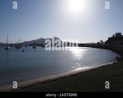 Landschaft der Bucht mit Yachten und Boote von Wiese in Port in der afrikanischen Stadt Mindelo auf Sao Vicente, Kap Verde Stockfoto