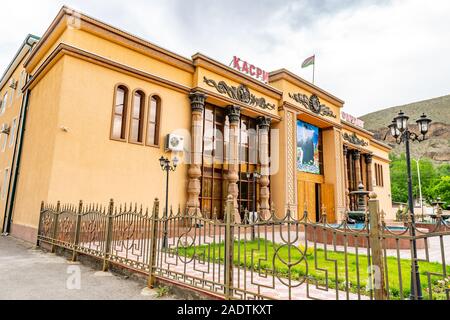 Ayni Stadt malerischen Atemberaubenden Blick auf eine Regierung Gebäude mit Winkenden Tadschikistan Flagge an einem bewölkten Himmel Tag Stockfoto