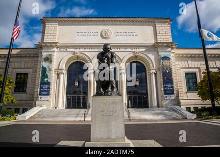 Auguste Rodin Skulptur der Denker, 1904 Vor der Hauptfassade der Detroit Institut der Künste (DIA), eine der größten und bedeutendsten Kunst Stockfoto