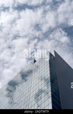 Suchen von weißen Wolken und einem anonymen Glaswänden oder verglasten Büroturm in Sydney, Australien, geschwollene Stockfoto