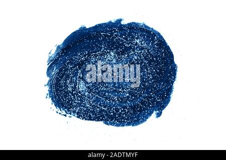 Abstrich des blauen Lippenstift. Kosmetik Konzept. Element isoliert auf Weiss. Stockfoto