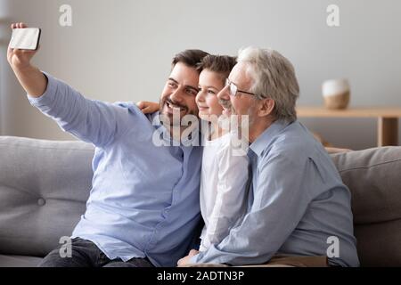 Drei Generationen verwandten Männer sitzen auf der Couch nehmen selfie Foto Stockfoto