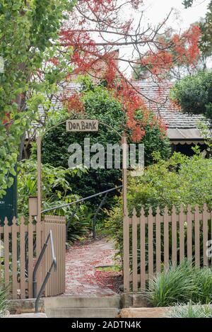 Das Tor zu Don Bank, eine Anfang des 19. Jahrhunderts Holz Tafel Cottage, das Einzige seiner Art überleben in North Sydney, Australien. Es ist jetzt ein Museum. Stockfoto