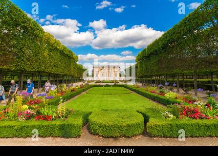 Tolle Aussicht auf die Petit Trianon Palace Versailles mit der schönen geometrischen gebildet, Garten, durch eine Reihe von Bäumen flankiert auf einen schönen Sommer... Stockfoto