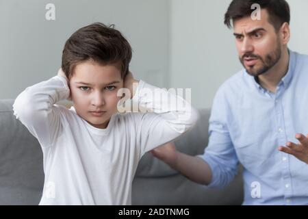 Wütend strengen Vater Schreien bei kleinen Sohn zu Hause schreien Stockfoto