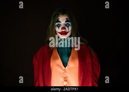 Kasachstan, KOSTANAY - Oktober 21, 2019: Frau im Bild eines Joker mit einem Clown Make-up und in einem Anzug. Stockfoto