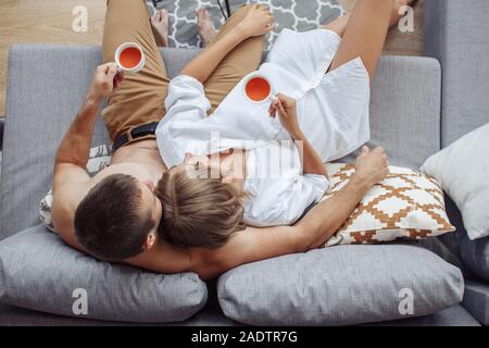 Liebe und perfekte morgen Konzept. Paar mit Frühstück Stockfoto