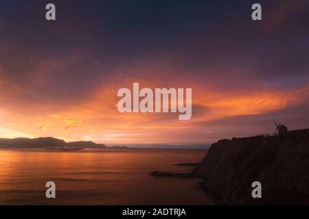 Rot wunderschöne Sonnenuntergang in Aixerrota in Getxo Stockfoto